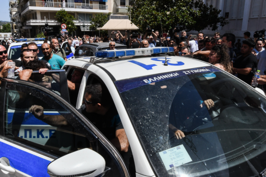 Συγγενείς της 11χρονης επιχειρούν να λιντσάρουν τον καθ' ομολογίαν δολοφόνο της